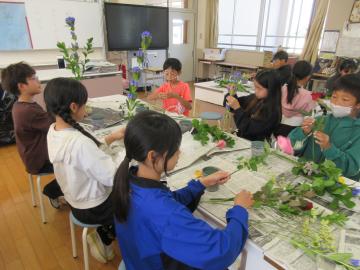 生け花をしている様子