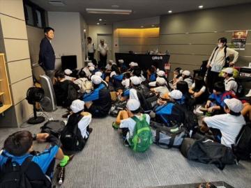 お世話になった旅館の方にお礼を述べるところ