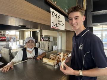 食堂で買い物をする様子