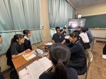 英語コミュニケーション授業でグループワークをする様子
