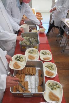 8年生給食当番が配膳をしている様子