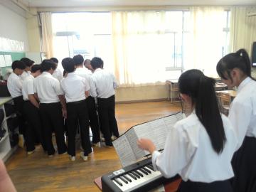 4組の生徒が練習をしているようす