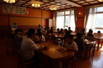 ランチルームで給食を食べている写真