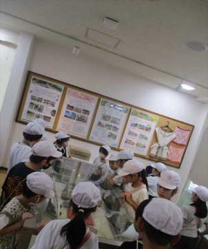 9月25日 見野の郷交流館内を見学している様子です。和光こども園の園児の作品展示を見ています。