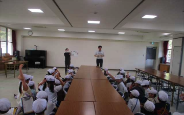 見野の郷交流館長さんへ児童たちが疑問に思っていたことを質問している様子です。