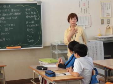 スクールカウンセラーの先生が心がしんどくなったときにどうすればよいかについて自分の思いを児童たちに伝えています。