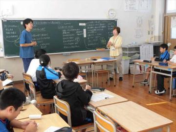 心が苦しくなったり、つらい気持ちになったりする時はどんなときかをみんなで意見を出し合っている様子です。