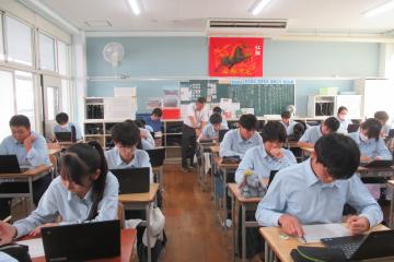 9年生各自がクロームブックを使って会社やお店の事業計画を作っている様子