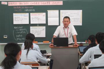 9年生対象に教頭先生が金融経済教育の授業を行っている様子