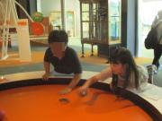 体験コーナーで夢中になる子供たち