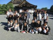二条城の前で記念撮影する様子