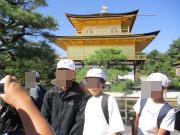 美しい金閣寺をバックに記念撮影