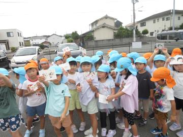 ハガキをもった子ども達