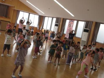 全園児で踊っている様子