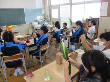 一人ひとり思い思いに生けています