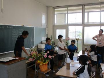 一人一本ずつ花を大きな花瓶にさしているところ