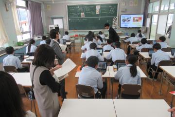 美術の授業で7年生がクロームブックを使ってバナー広告を制作している様子