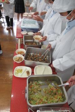 給食の配膳をする7年生給食係の様子