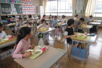 3年生が食育の日献立の給食を美味しくいただいている様子