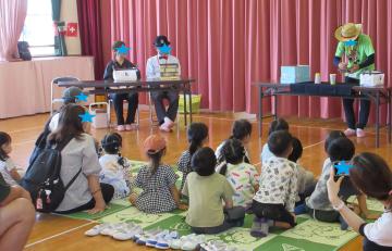 マジックショーを真剣に見つめる子ども達