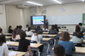子育て講演会で講師の説明を聴いている参加者の様子
