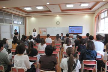 「姫路市の給食」説明会で副校長が教室内ではじめの挨拶をしている様子