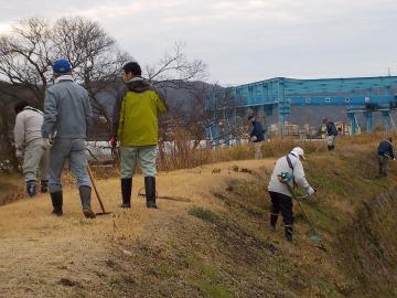 河川土手部分の清掃活動の画像その2