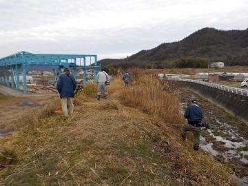 河川土手部分の清掃活動の画像その1