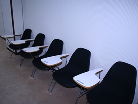 委員会室の左右の入り口付近の壁際に記者席があります。