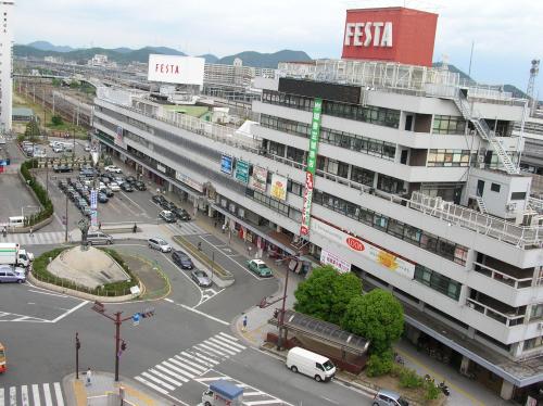 駅前広場写真（整備前）(西側から駅前を望む)