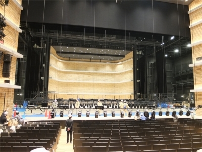 大ホール舞台の設備調整の様子の写真