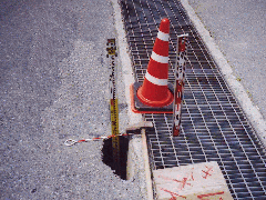 道路の底が抜けている写真