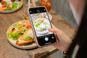 携帯で食事風景を撮っている様子