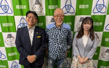 収録後の清元市長とラジオ関西パーソナリティ・谷五郎さんの集合写真