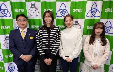 収録後の清元市長とヴィクトリーナ姫路の吉岡さんと坊野さん