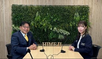 収録時の清元市長とパーソナリティの洲崎さん
