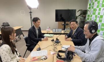 収録中の清元市長とゲストの加藤総合教育監の写真