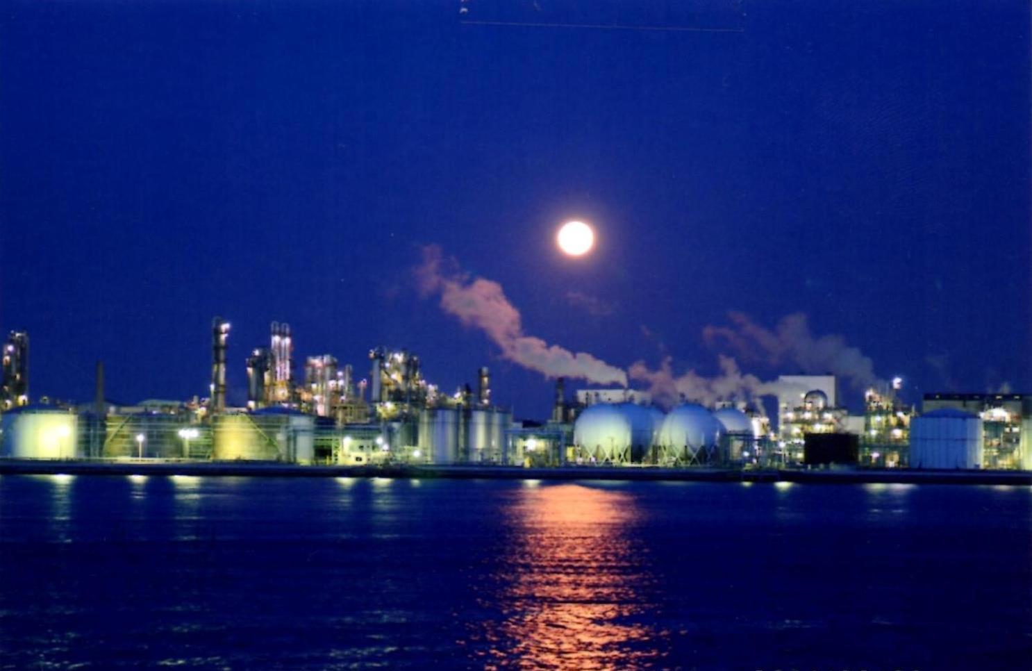 満月と工場地帯の写真
