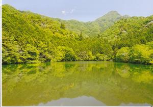 岩屋池南側から見た明神山の写真