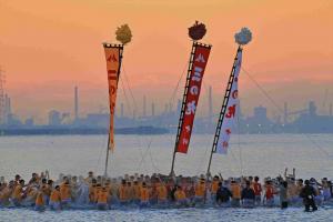 白浜海水浴場での灘祭りの神事の写真