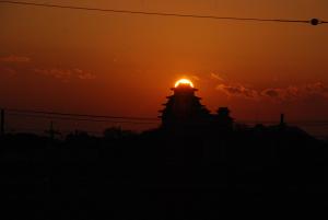 お城に沈む夕日の写真
