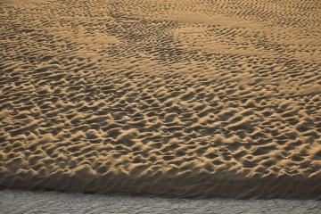 大塩海岸砂浜の波跡の写真