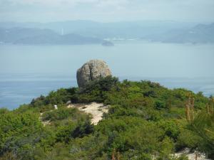 西島に鎮座する頂上石の写真