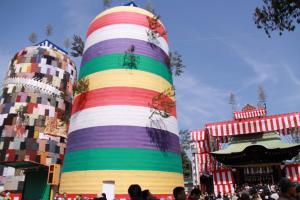 三ツ山大祭の山と総社の門の写真