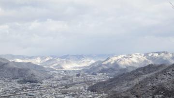苫編山から見える山々の雪景色の写真
