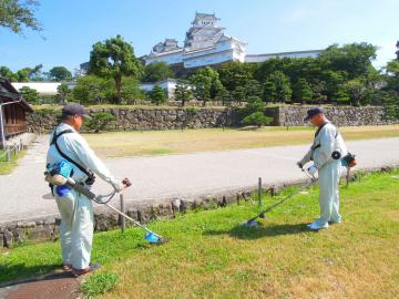 除草作業をする職員の写真