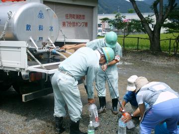 応急給水活動をする職員の写真