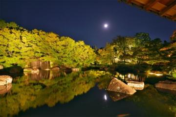 過去の御屋敷の庭で撮影した中秋の名月の写真