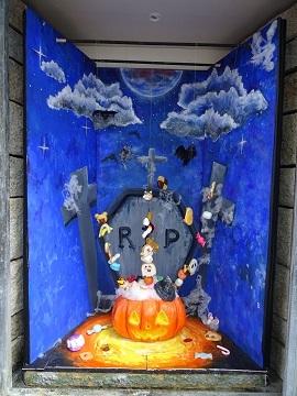 香寺高校の作品。西洋風の墓場に置かれているお化けカボチャの頭部からお菓子が煙とともに現れる。