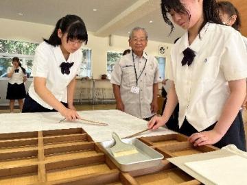 昨年度の様子紙漉きその2